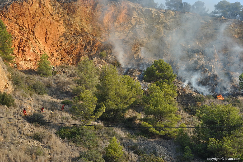 Bomberos sofocando las llamas