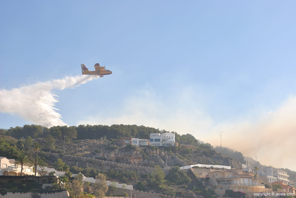 Hidroavion en el incendio del Montgó