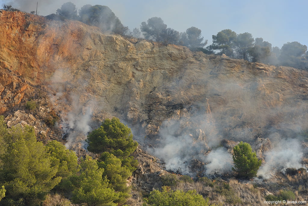 Humareda generada por el incendio del Montgó