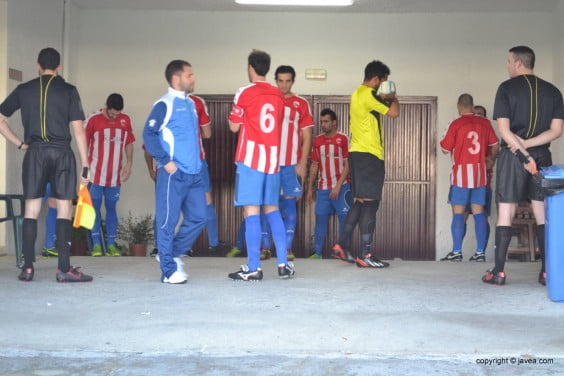 José Luis Bisquert tratando de animar a sus hombres