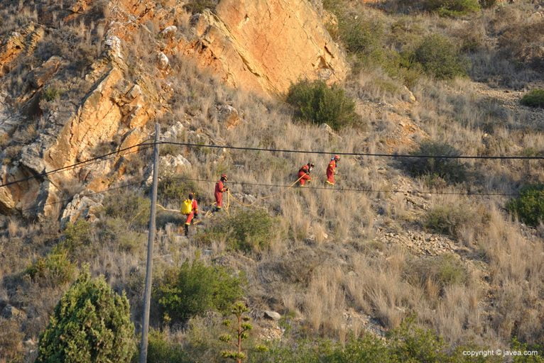 Trabajos de los equipos de bomberos en el incendio de Jávea