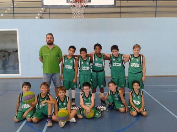 Toni Díez con su equipo el CB. Joventut Xàbia Benjamín