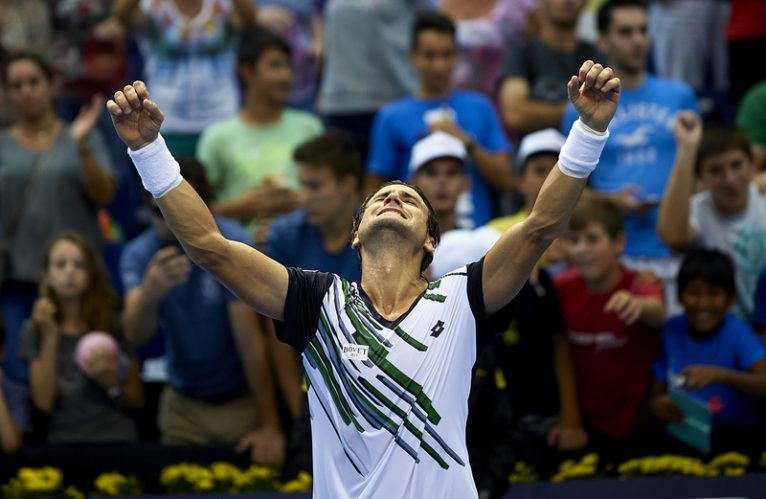 David Ferrer alzando sus brazos al aire