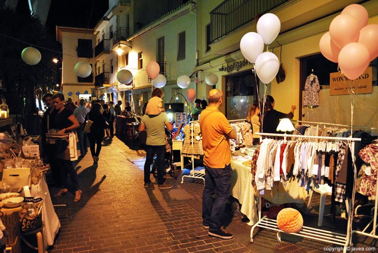 Mucho ambiente en el Street Market instalado en la Calle Pío X