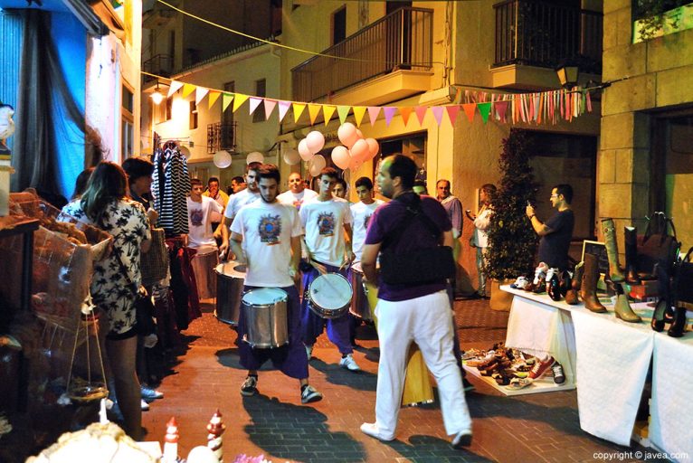 Ritmo y percusión para animar a los vecinos a salir a la calle