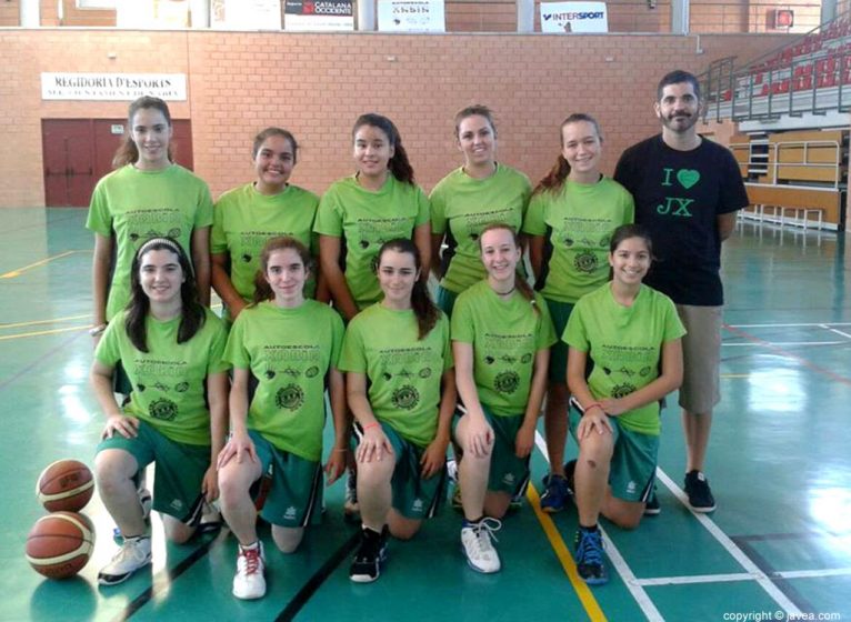 Óscar Mayordomo con su equipo juvenil Femenino