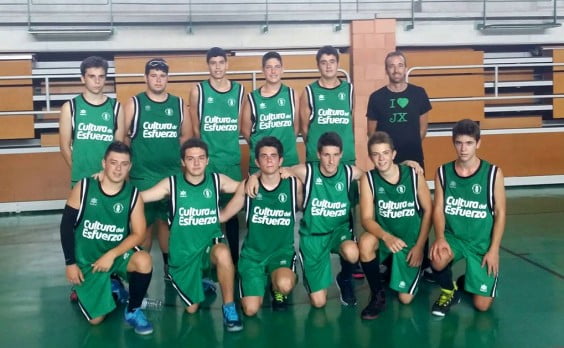 J. Guillermo Pedrós con sus chicos del equipo junior