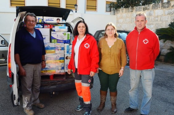 Amjasa dona más de 1.500 euros en comida a Cáritas y Cruz Roja