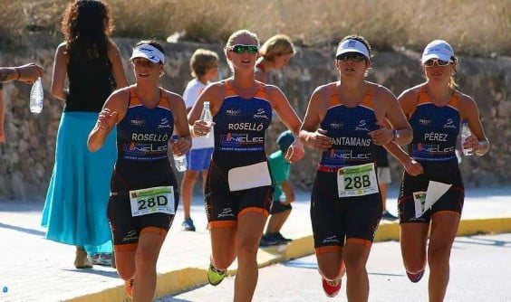 Cristina Roselló junto a sus compañeras de equipo