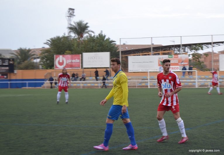 Pau Soliveres disputando un balón