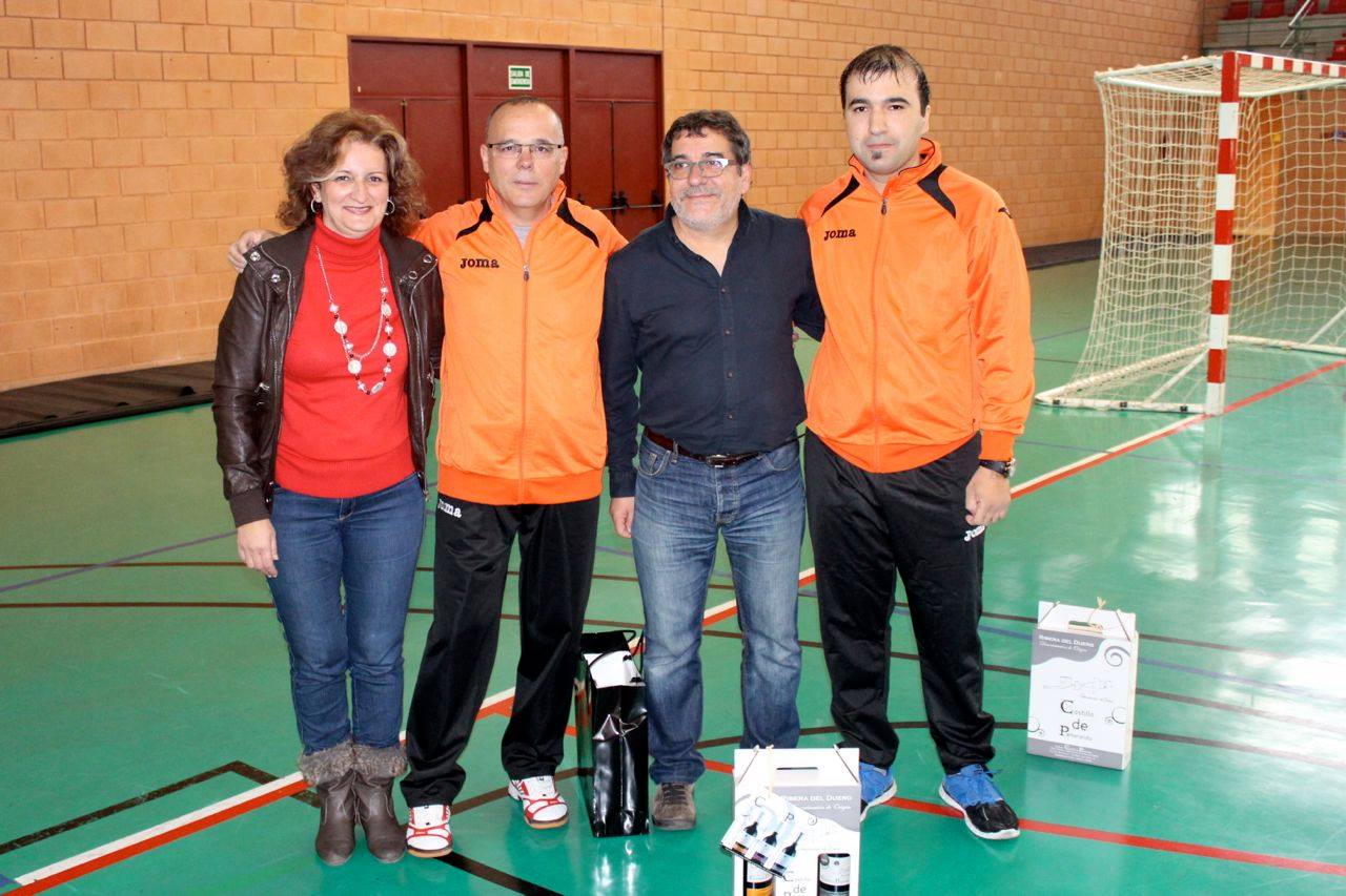 Pepe Hierro con directivos del Club Handbol Xábia