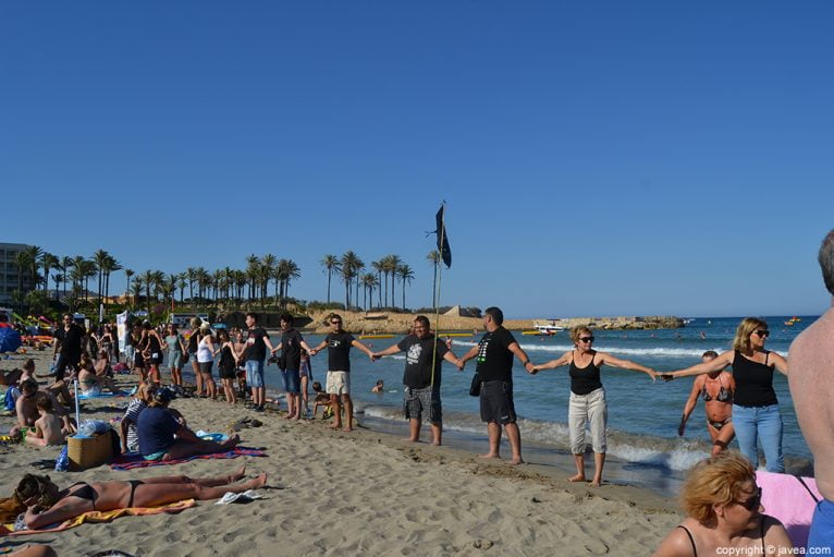 Protesta-contra-las-prospecciones-petrolíferas-en-la-playa-del-arenal-de-Jávea