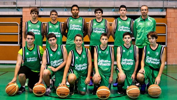 J. Guillermo Pedrós con su equipo cadete