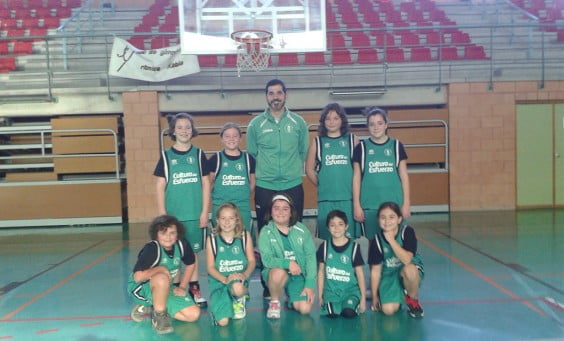 Óscar Mayordomo dirige al Alevín Femenino del CB. Joventut Xàbia