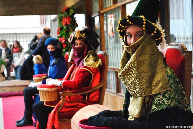 Los Pajes de Melchor, Gaspar y Baltasar visitaron Aduanas