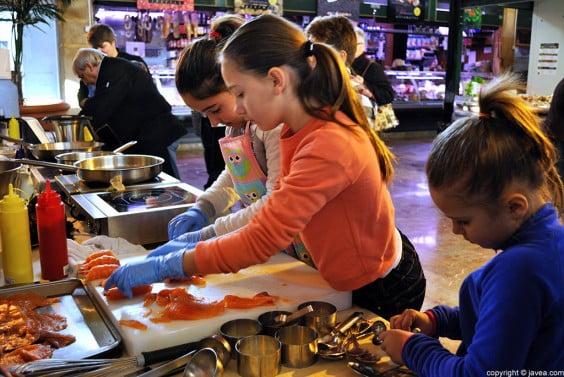 Los más pequeños aprendieron a cortar salmón