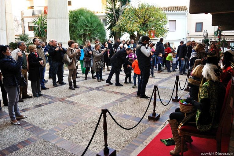 Más de trescientas personas visitaron a los Pajes Reales en Aduanas