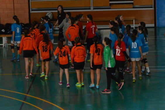 Saludos entre las jugadoras del Jávea y del Benidorm