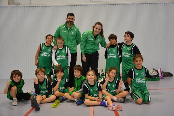 Andrea Valero con su equipo Prebenjamín