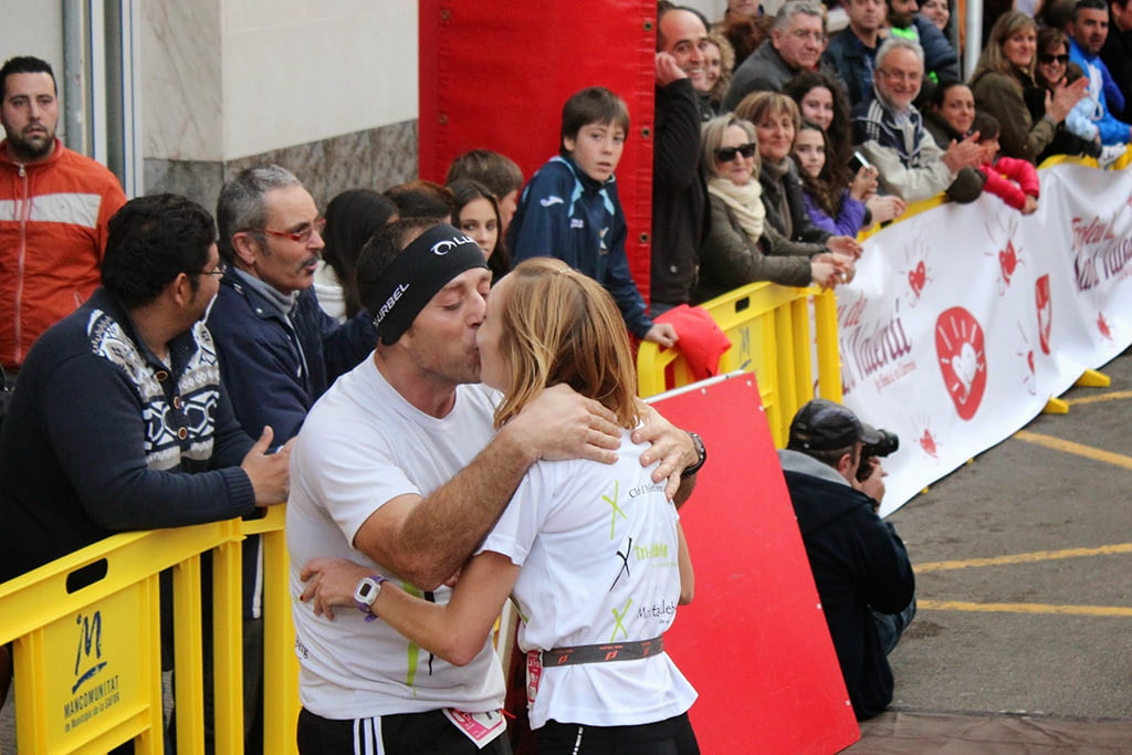 Beso entre Mª Isabel Ferrer y Jose Antonio Cecilia