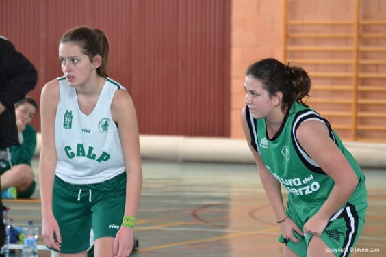 Jugadores del Joventut Xàbia  y Calp esperanto un rebote