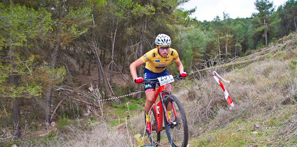 Tomás Miralles con el maillot de líder