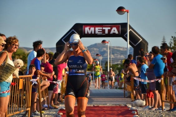 Cristina Roselló disputando una prueba de Triatlón