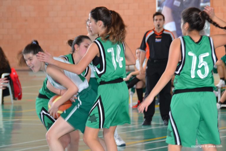 Las juniors del Joventut Xàbia defendiendo