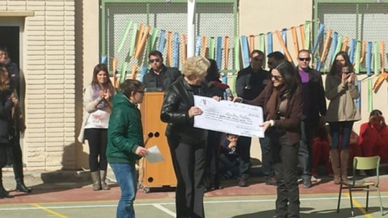 Momento de la entrega a Cáritas de la recaudación del mercado solidario