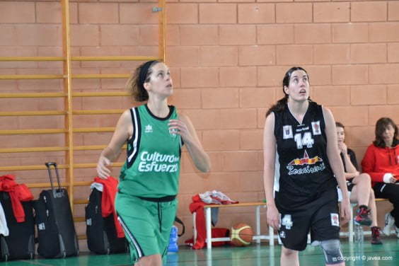 Una jugadora del senior del Joventut Xàbia