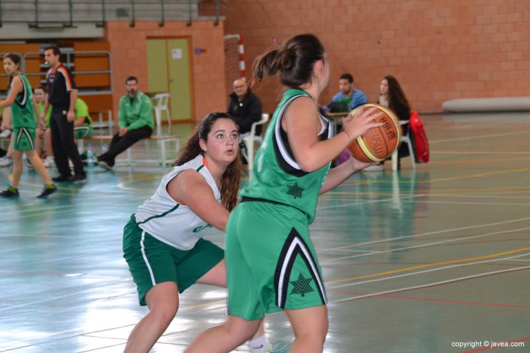 Una jugadora juvenil del Joventut botando el balón