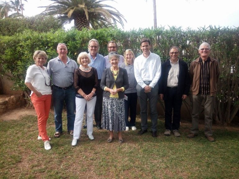 Óscar Antón con los vecinos de la Urb. La Mandarina