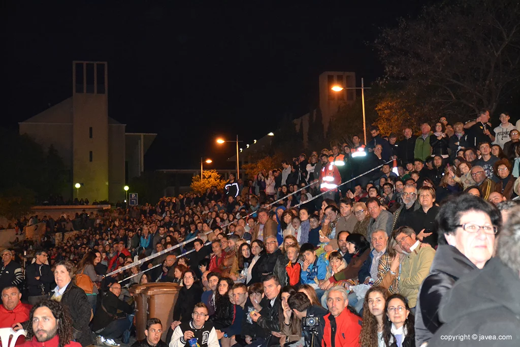 Gente de píe en la Plaza Constitución