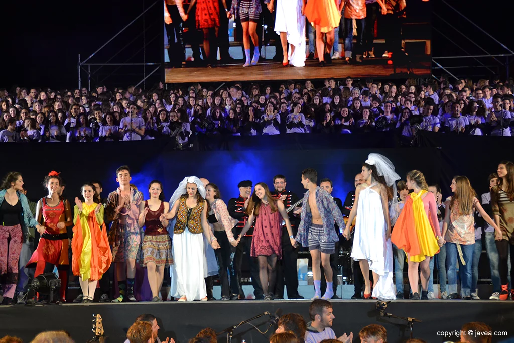 Grupo de ballet saludando