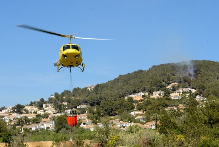 Helicóptero en el incendio de Rafalet