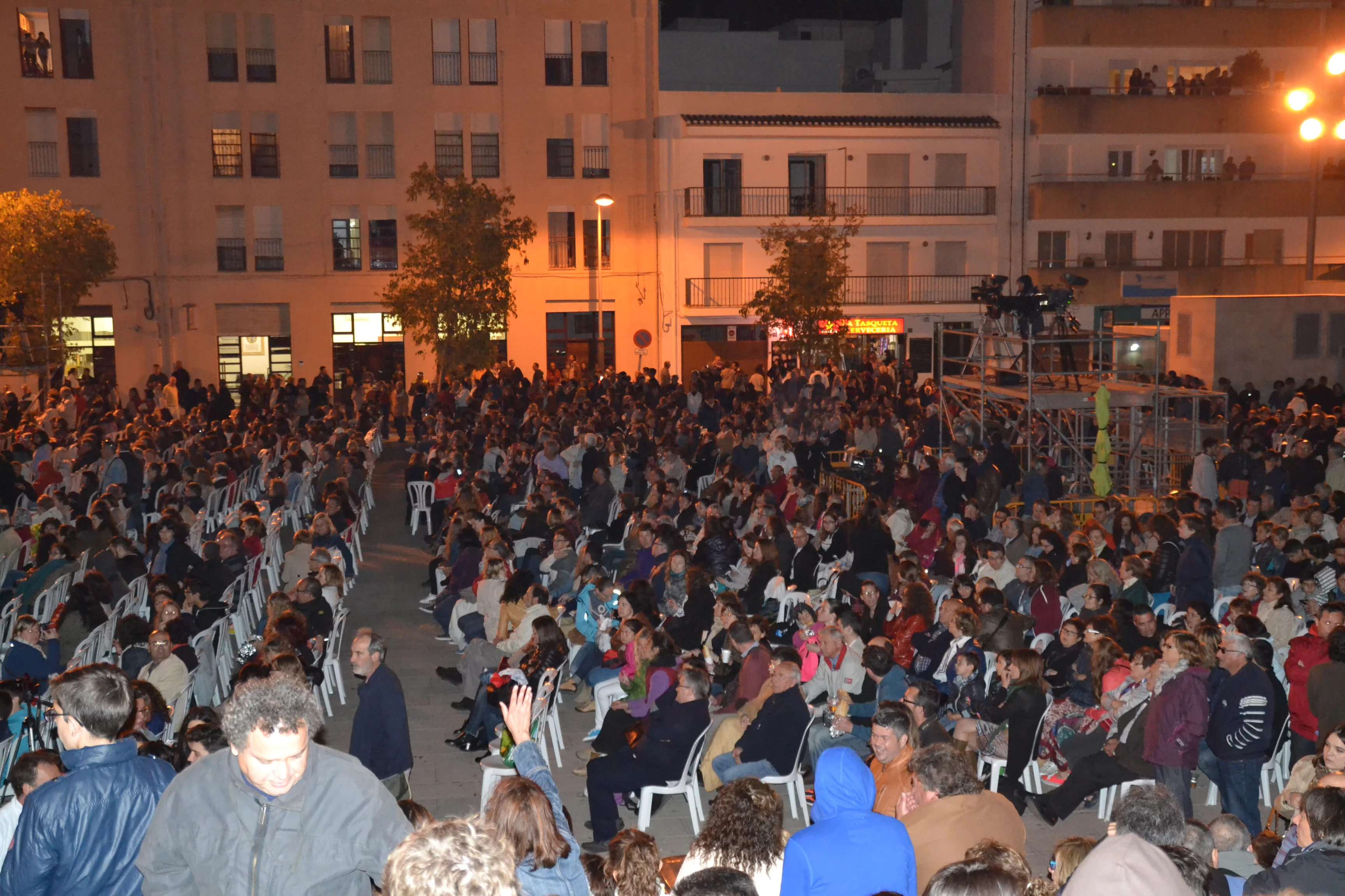 Lleno absoluto en la Plza. Constitución