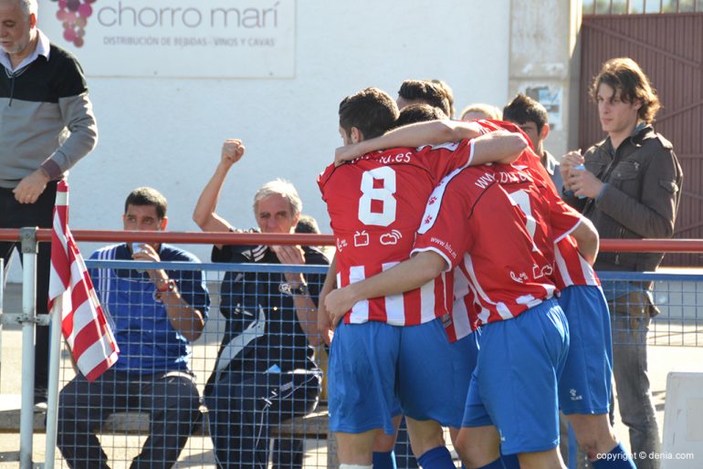 Los jugadores del Jávea celebrando un gol