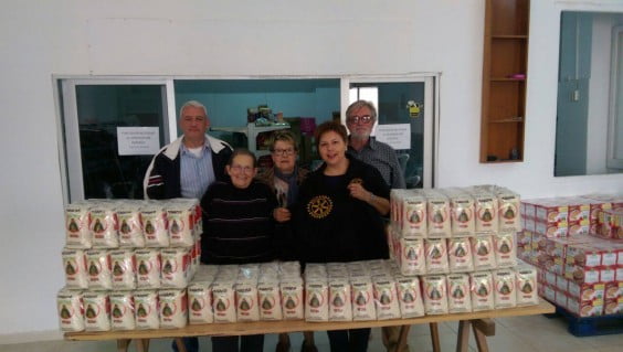 Miembros del Rotary en la donación de arroz