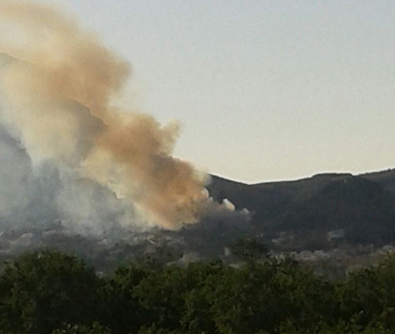 Columna de humo del incendio en Nova Xàbia