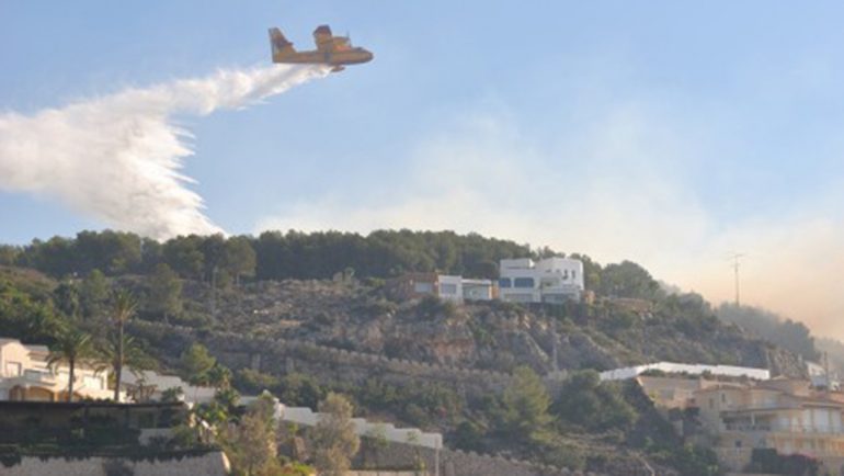 Hidroavión en el incendio del Montgó