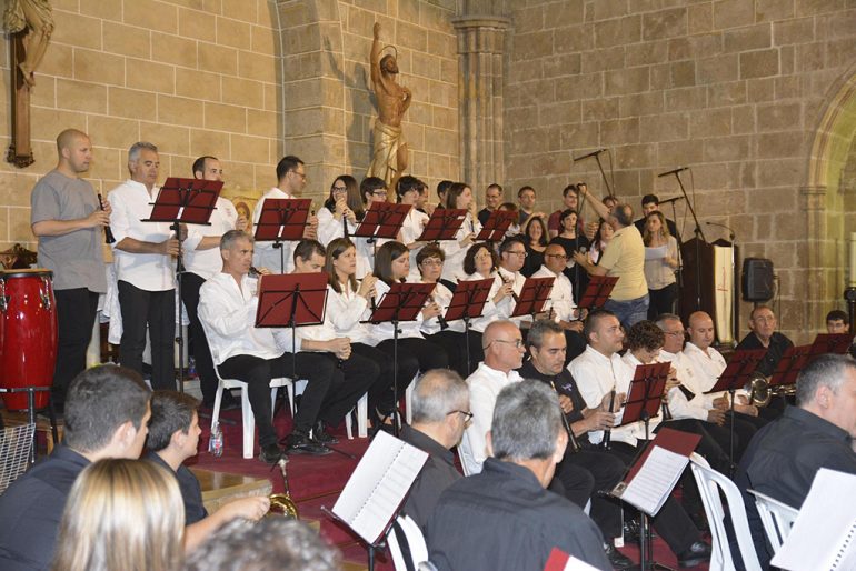 La colla Xirimitab´s de Xàbia durante el concierto