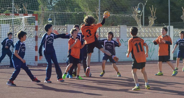 Lanzamiento de un chaval del Club Handbol Xàbia