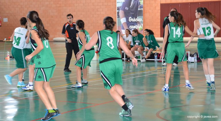 Las juniors del  Joventut Xàbia defendiendo un balón