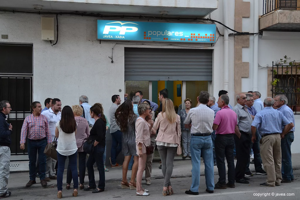 Militantes a las puertas de la sede popular de Jávea