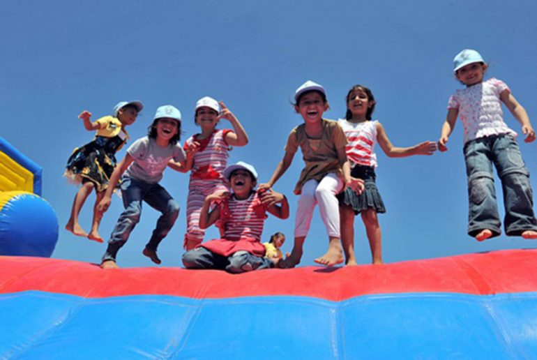 Niños disfrutando en los talleres de verano