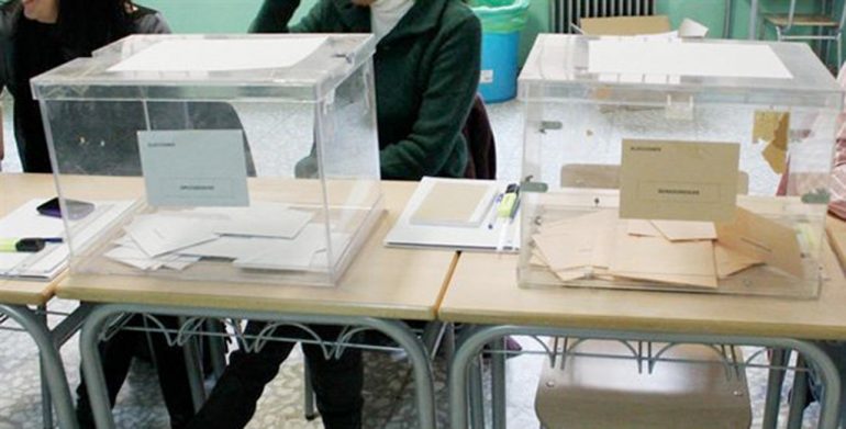 Urnas de votación en un colegio electoral