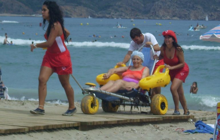 Voluntarias del servicio de playas de Cruz Roja Xàbia