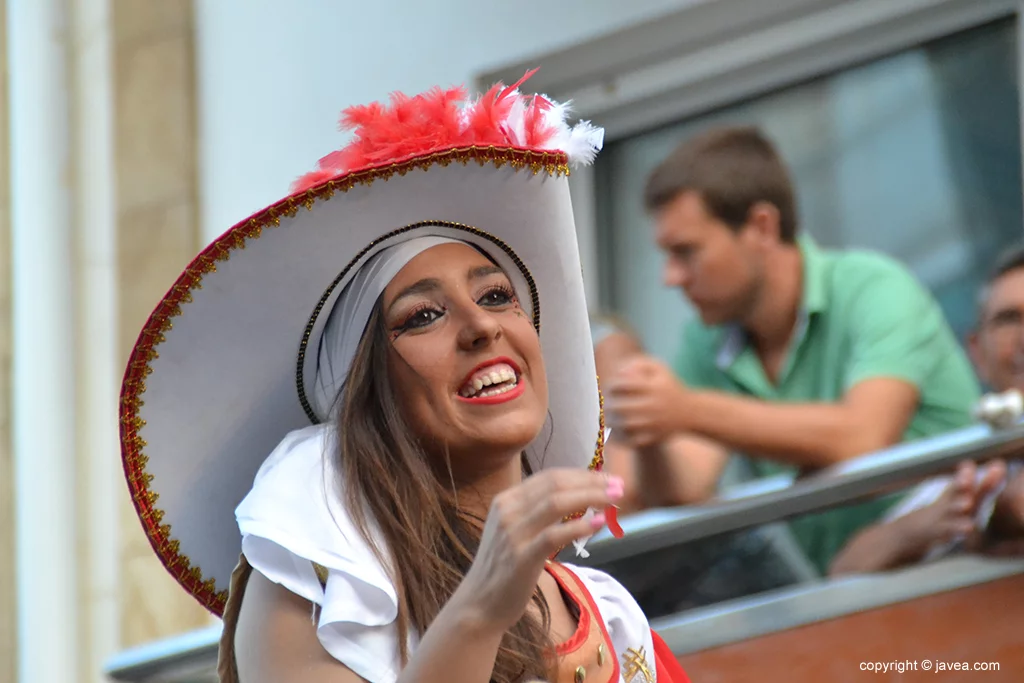 Beatriz Díaz sonriente en su carroza