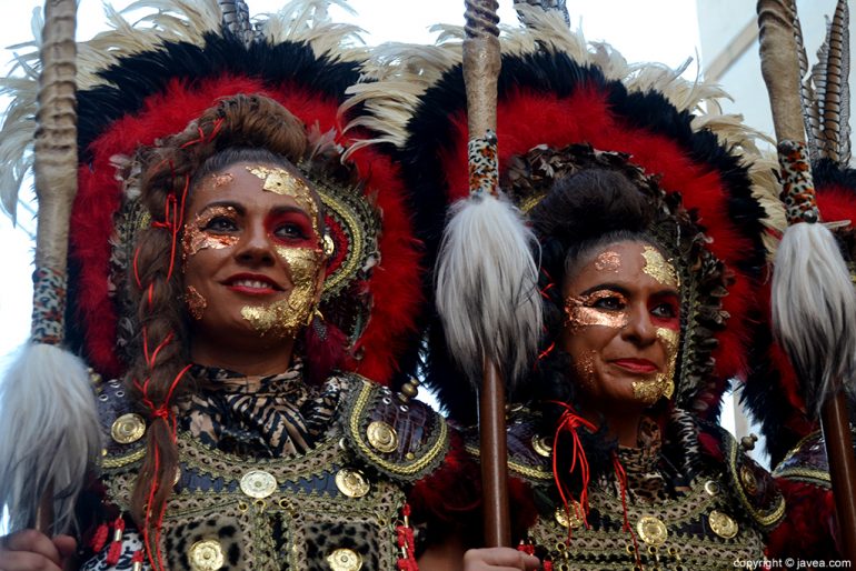 Dos festeras durante el desfile de gala