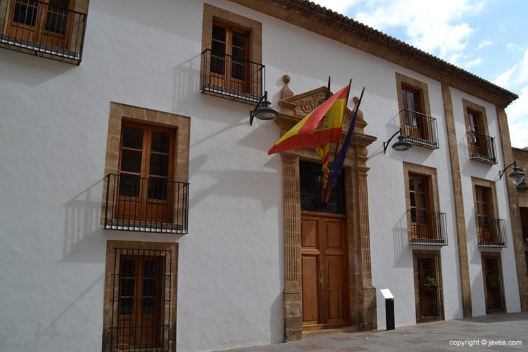 Fachada principal del ayuntamiento de Jávea